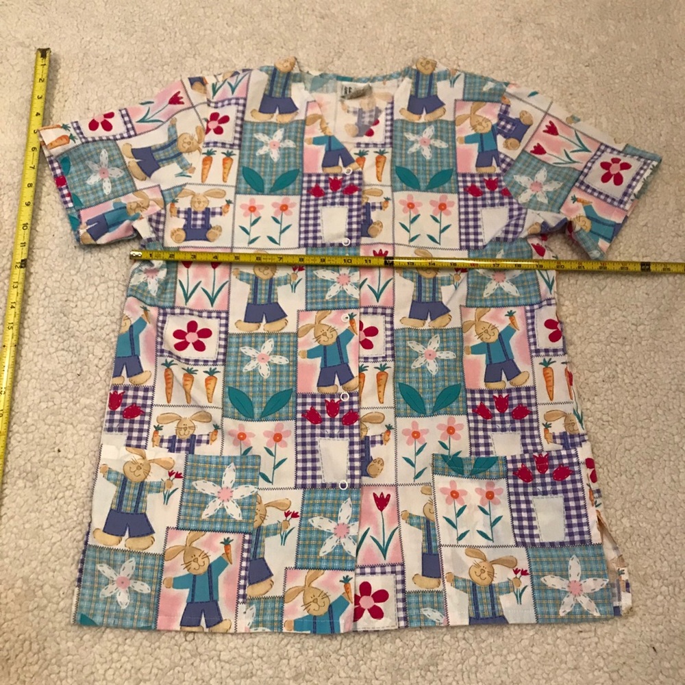 🦋 Simply basic scrub top M bunnies tulips daisies